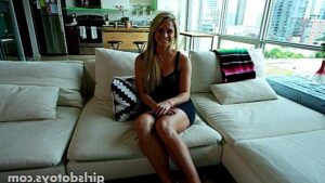 Amateurin masturbiert auf Wunsch des Gesprächspartners