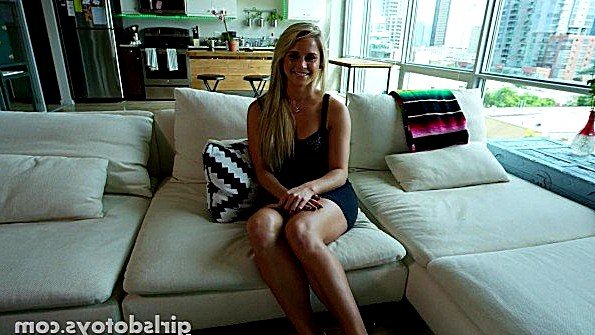 Amateurin masturbiert auf Wunsch des Gesprächspartners