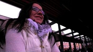 Bespectacled girl agreed to fuck with a pickup artist